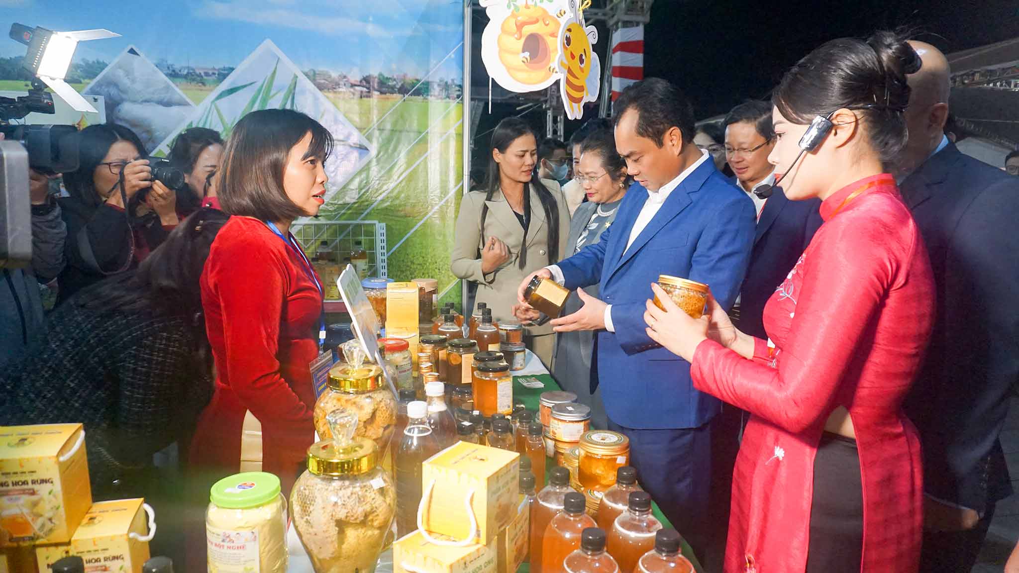 Đồng chí Bí thư Tỉnh ủy và lãnh đạo Cục Xúc tiến Thương mại, Bộ Công Thương thăm các gia hàng trưng bày tại Hội chợ Công Thương khu vực Đông Bắc - Thái Nguyên 2024